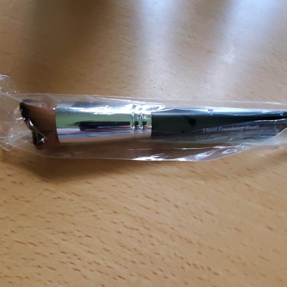 Younique liquid foundation brush